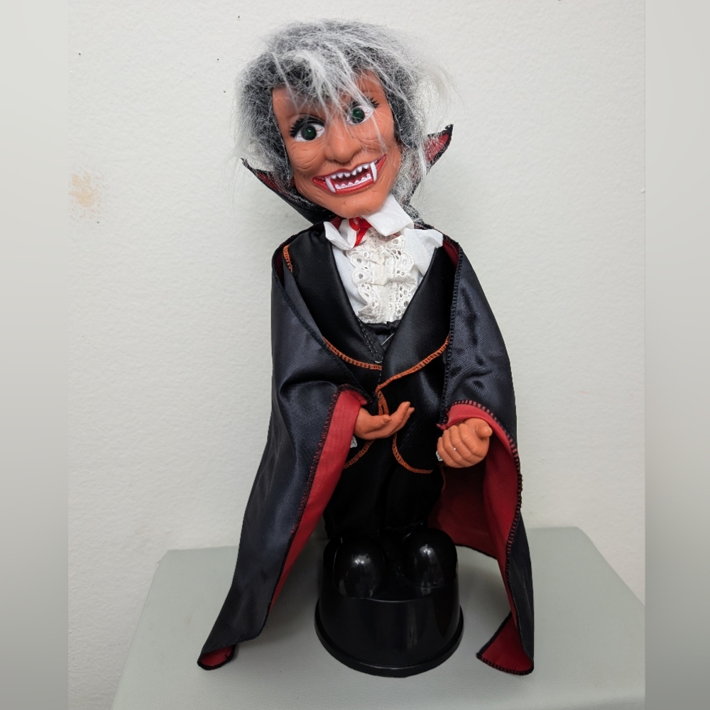 VTG 1988 Animated Vampire Halloween Figure Funny Toys 16" Dracula Sound Lights